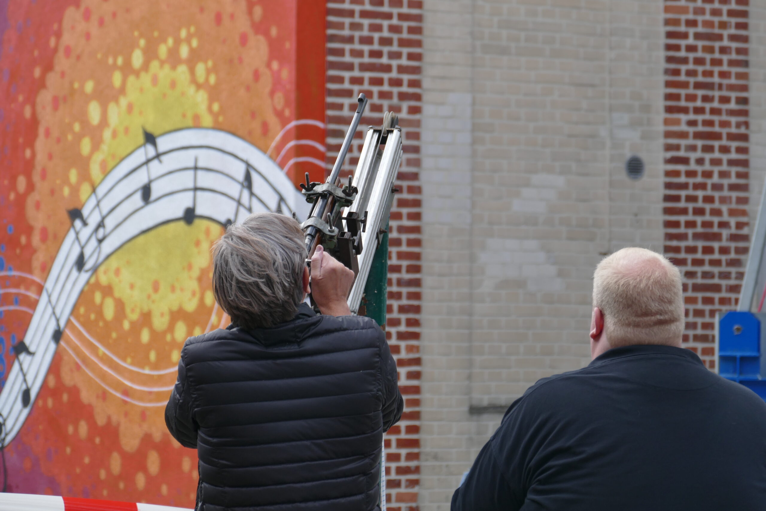 Schütze am Gewehr beim Königsschießen